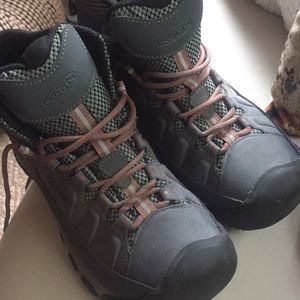 Brand new Women’s keen water proof hiking boots